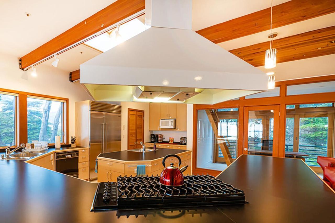 Luxury Beachfront Penthouse Walk To The Restaurants Entertainment Holiday home