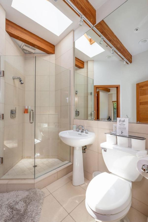 Luxury Beachfront Penthouse Walk To The Restaurants Entertainment Holiday home *
